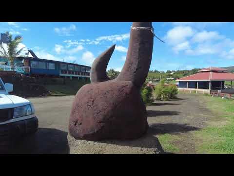 EASTER ISLAND (Rapa Nui) - Commercial Port & Moai